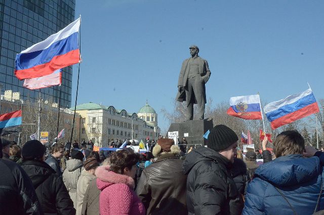 Pro-Russian protesters in Lenin Square, Donetsk, March 8, 2014 (© Andrew Butko CC BY-SA 3.0)